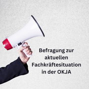 Hand mit Megafon und Schriftzug "Befragung zur aktuellen Fachkraeftesituation in der OKJA"