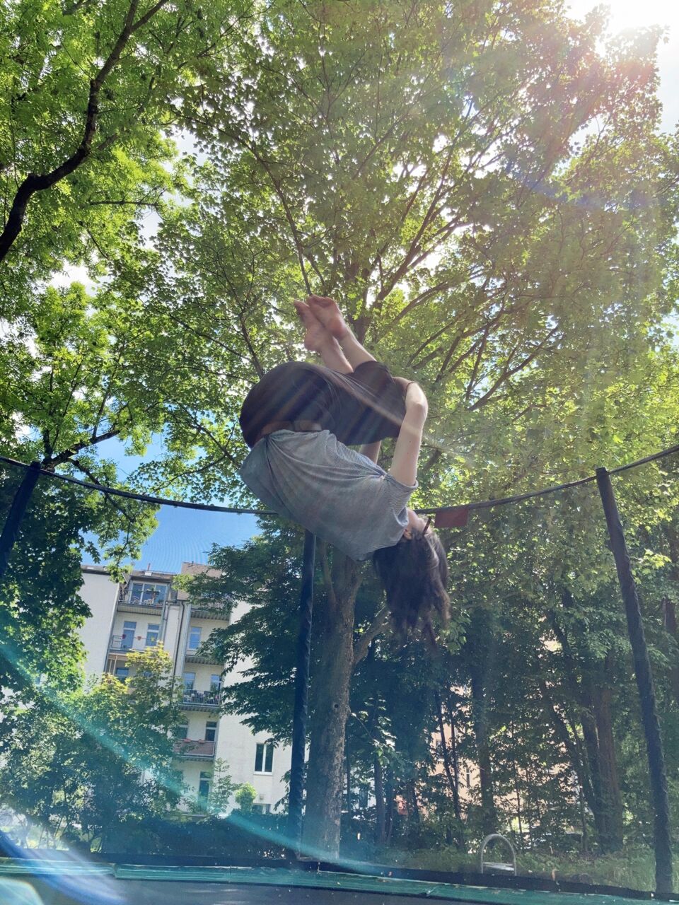 Springende Person auf Trampolin