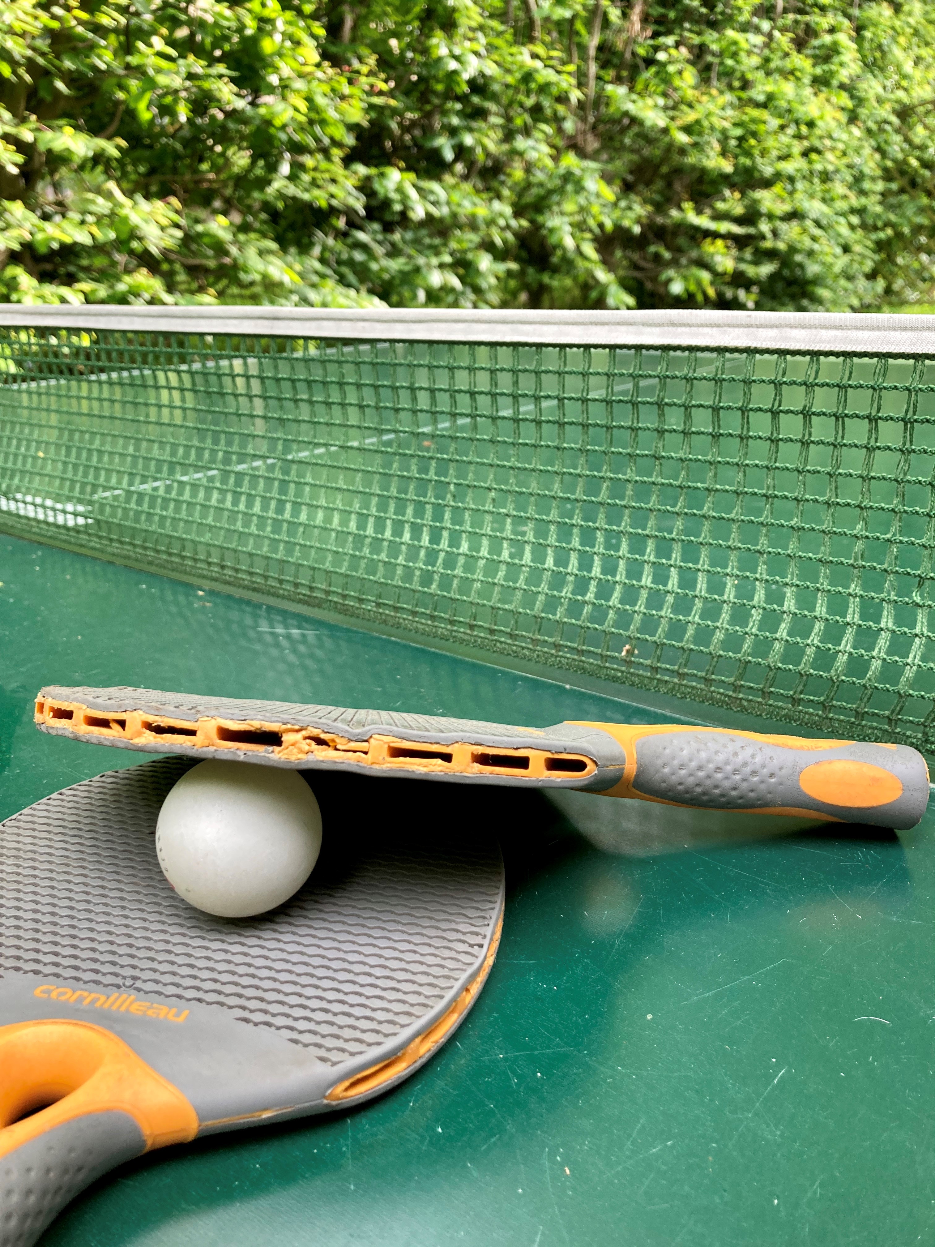 Tischtennisplatte mit Tischtennisschlägern und Ball